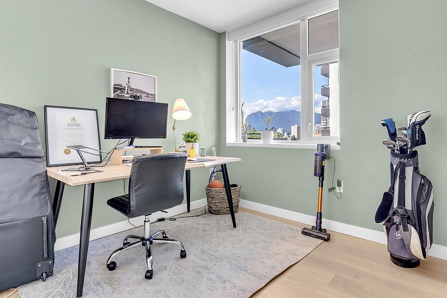 605 1180 Broughton Street Vancouver, BC - 3