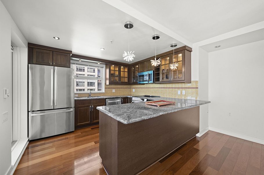 403 121 W 16th Street North Vancouver, BC - 11