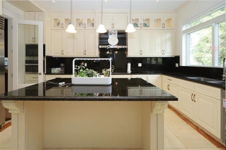 875 W 38th Avenue Vancouver, BC - 7