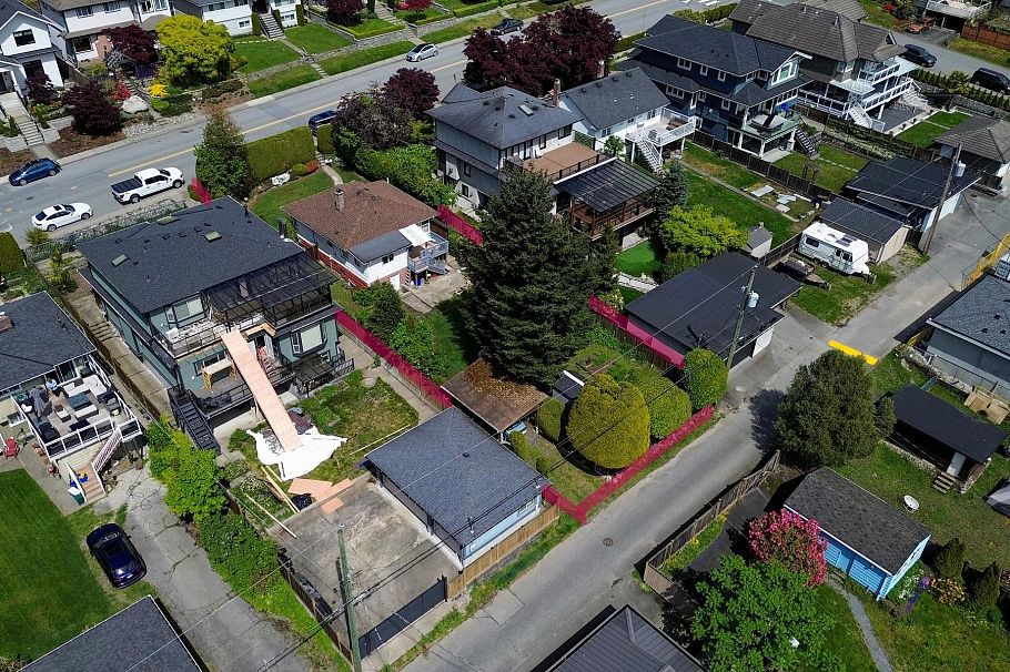 443 E 17th Street North Vancouver, BC - 3