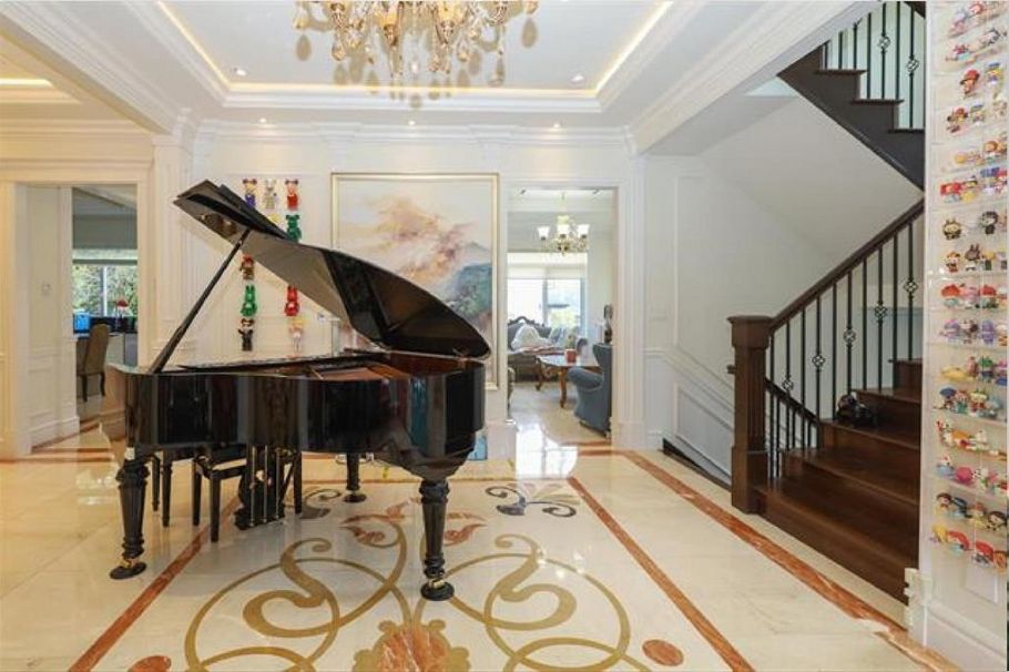 875 W 38th Avenue Vancouver, BC - 2