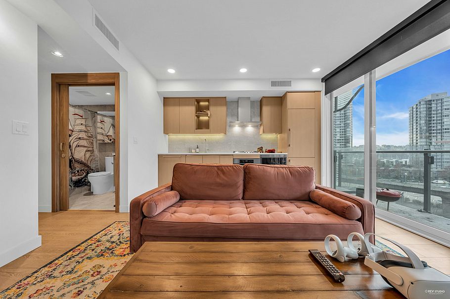 704 89 Nelson Street Vancouver, BC - 3