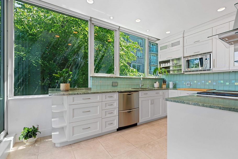 L302 1550 Coal Harbour Quay Vancouver, BC - 12