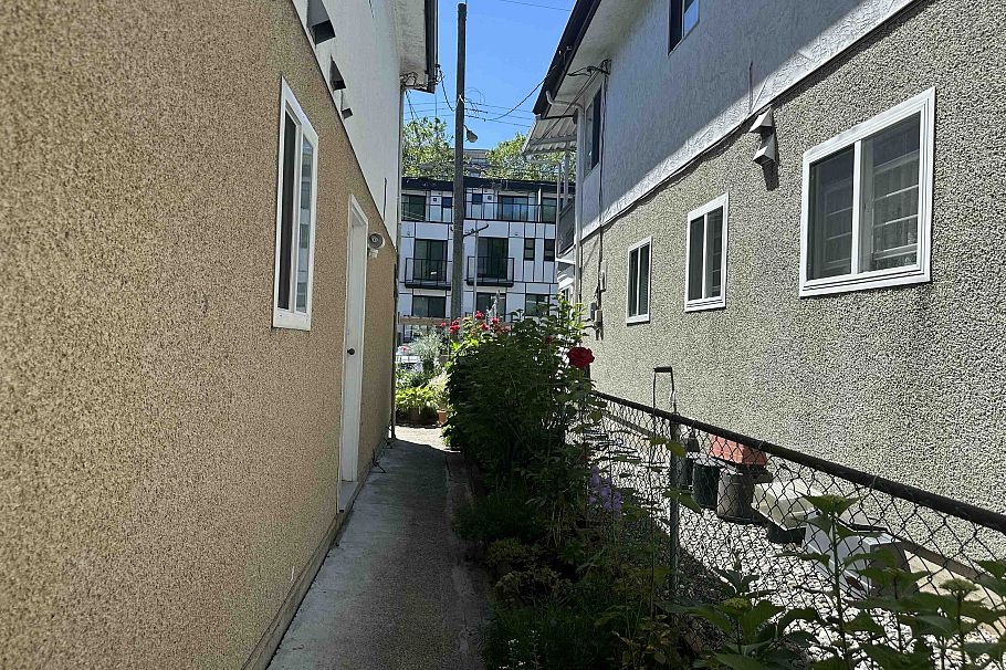 2698 Ward Street Vancouver, BC - 4