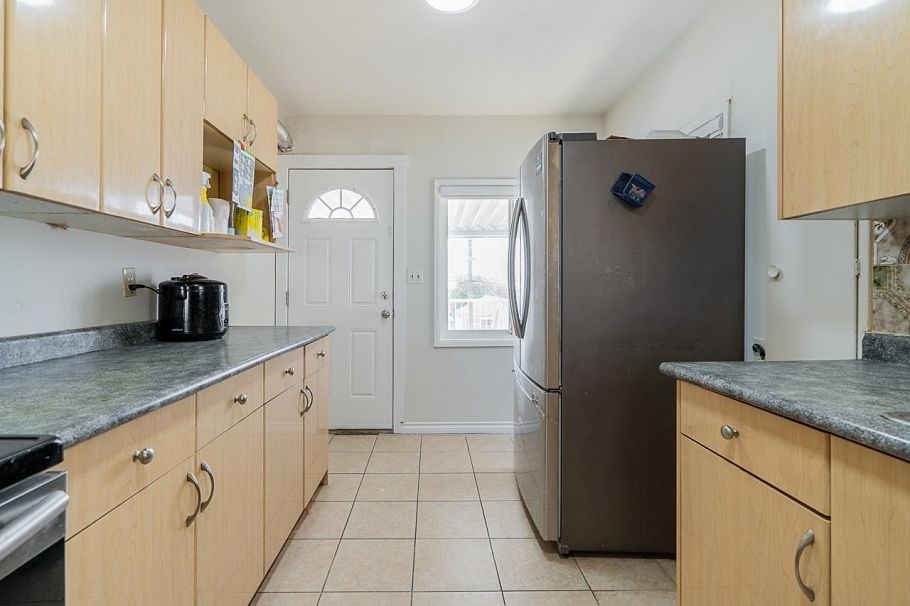 882 E 63rd Avenue Vancouver, BC - 4