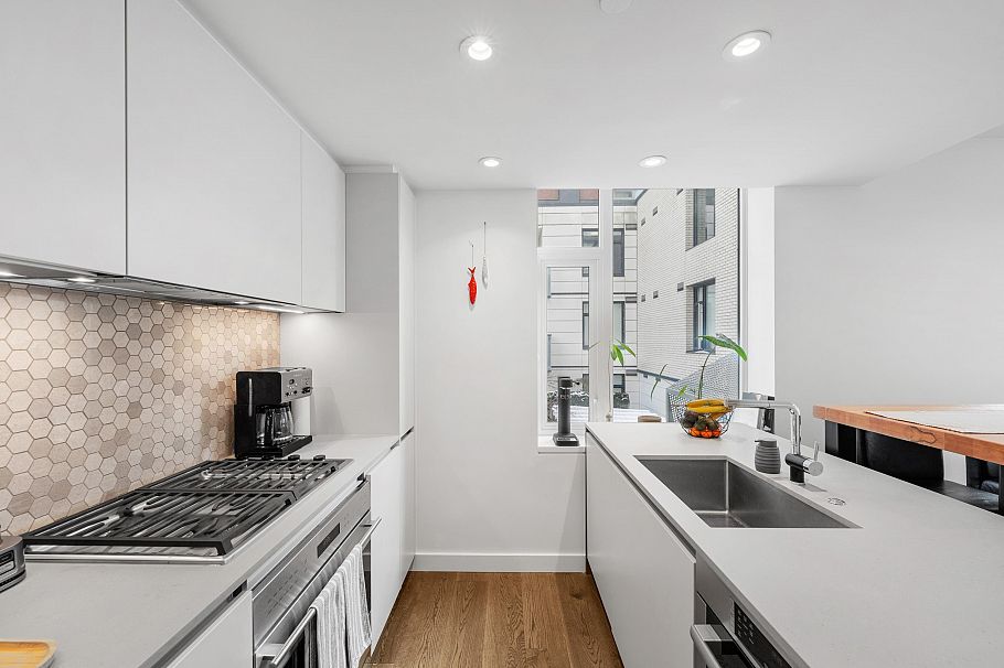 303 1365 Davie Street Vancouver, BC - 2