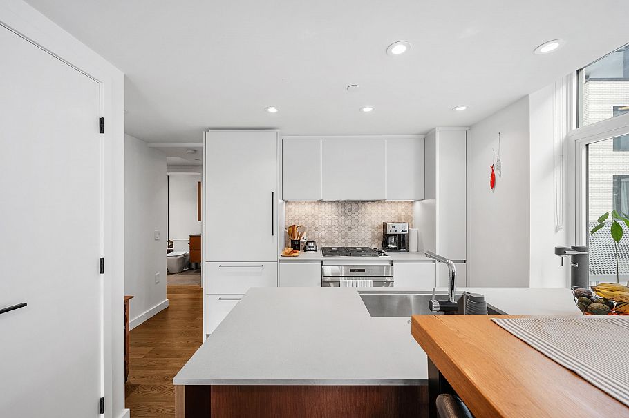 303 1365 Davie Street Vancouver, BC - 4