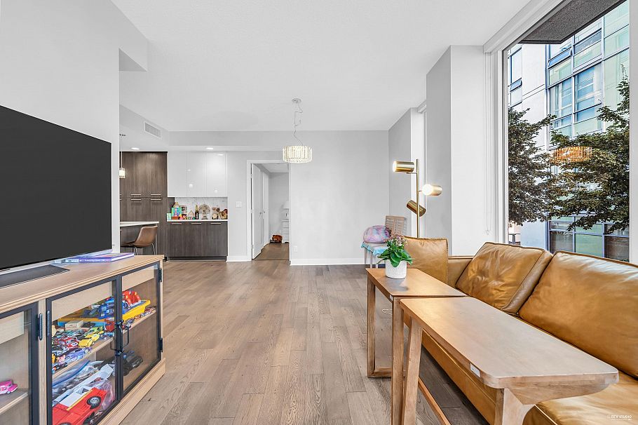 211 677 W 41st Avenue Vancouver, BC - 4