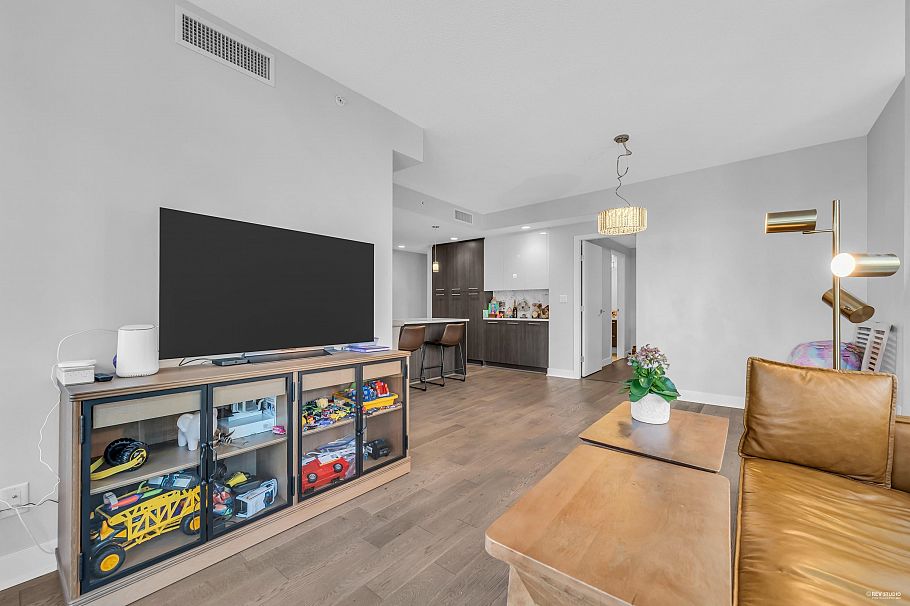 211 677 W 41st Avenue Vancouver, BC - 5