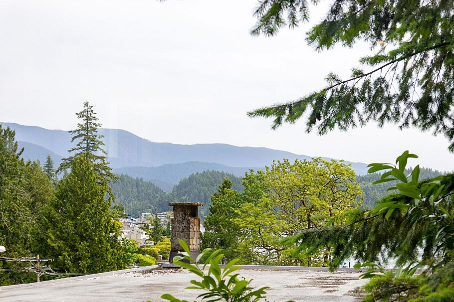 4527 Strathcona Road North Vancouver, BC - 27