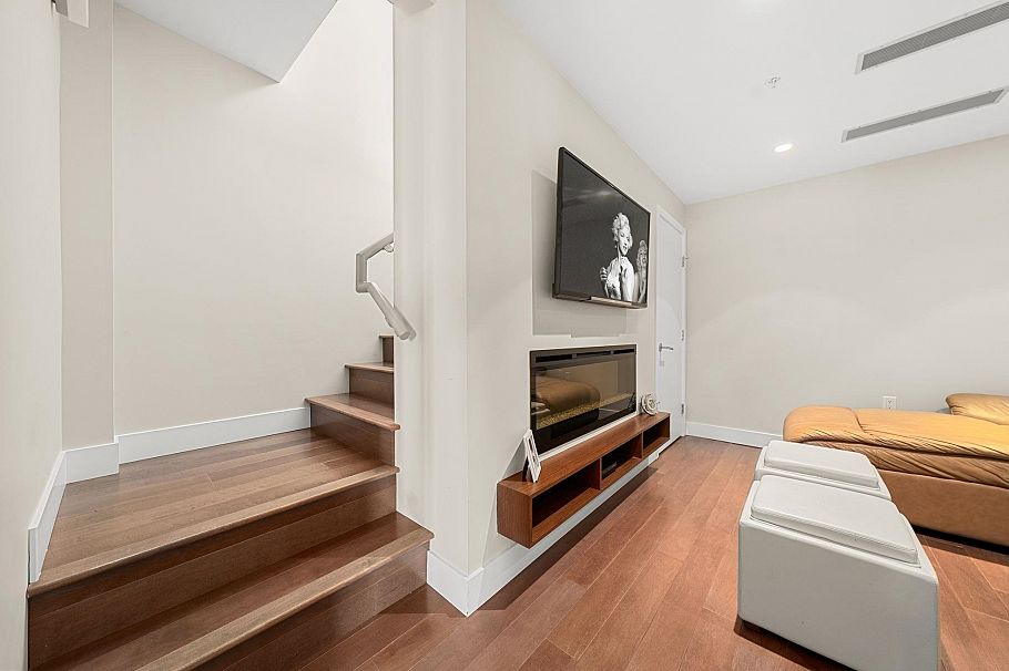 501 210 W 13th Street North Vancouver, BC - 24