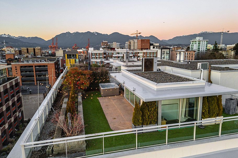 801 221 Union Street Vancouver, BC - 1