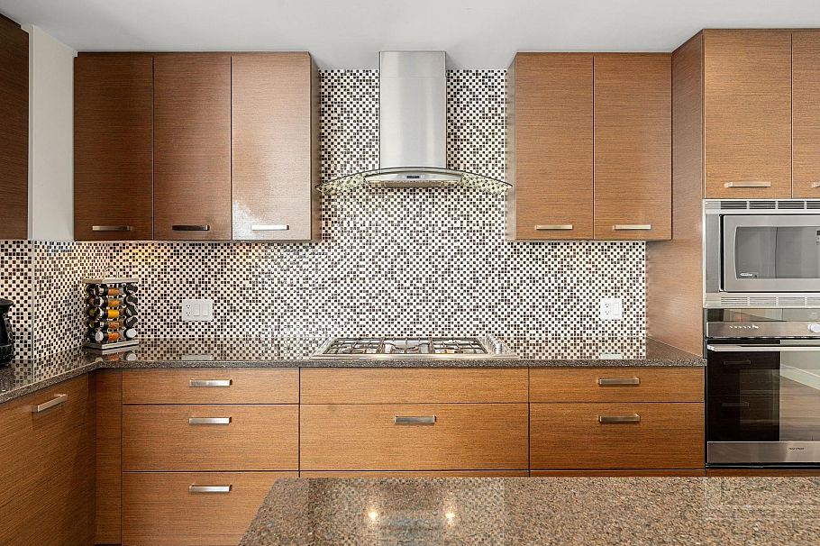 501 210 W 13th Street North Vancouver, BC - 13