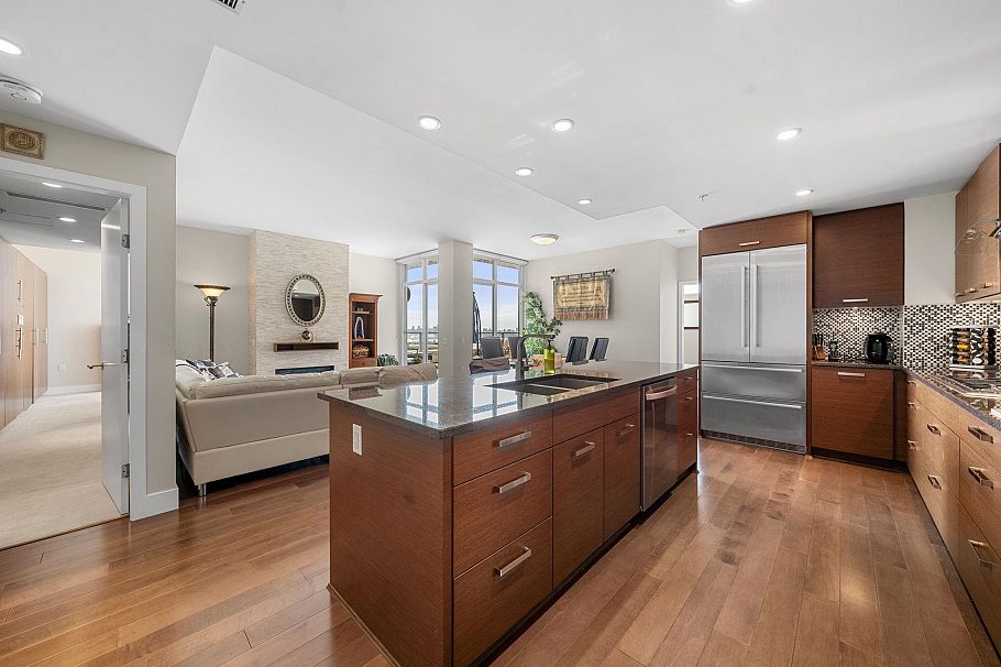 501 210 W 13th Street North Vancouver, BC - 4