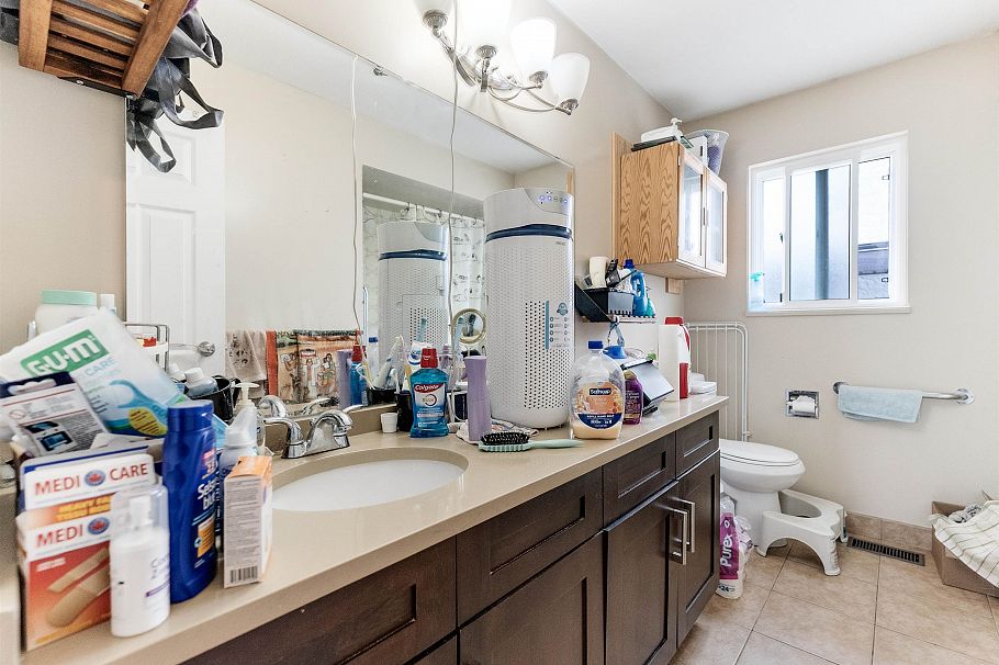 319 E 64th Avenue Vancouver, BC - 9