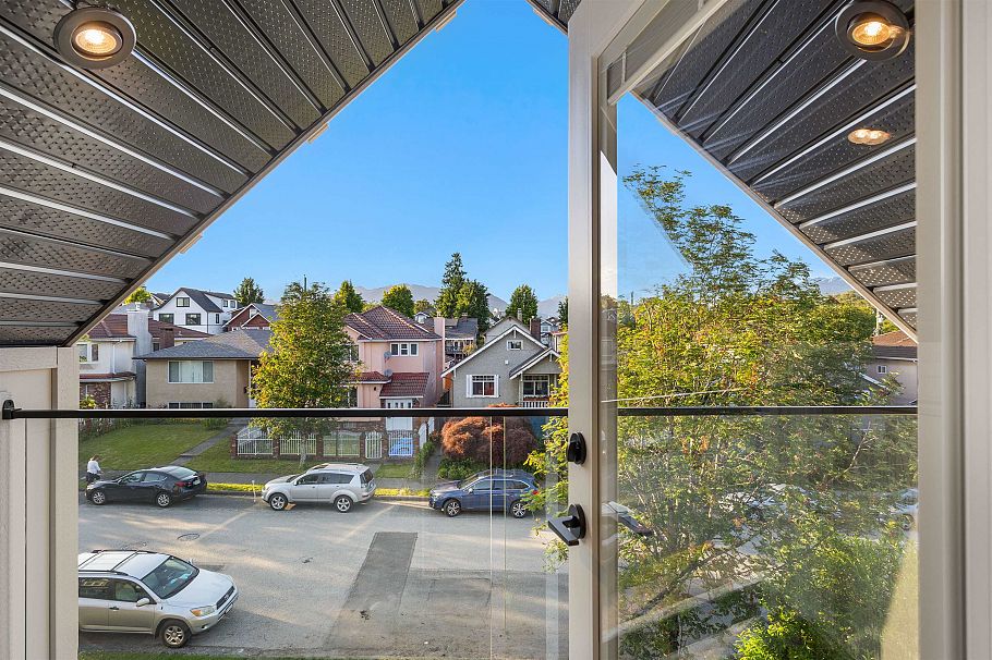 1 2864 E Georgia Street Vancouver, BC - 18