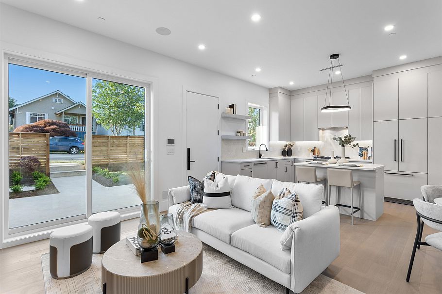 1 2864 E Georgia Street Vancouver, BC - 2