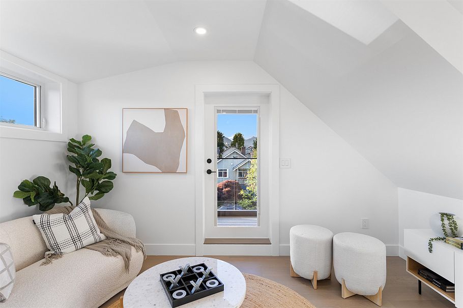 1 2864 E Georgia Street Vancouver, BC - 17