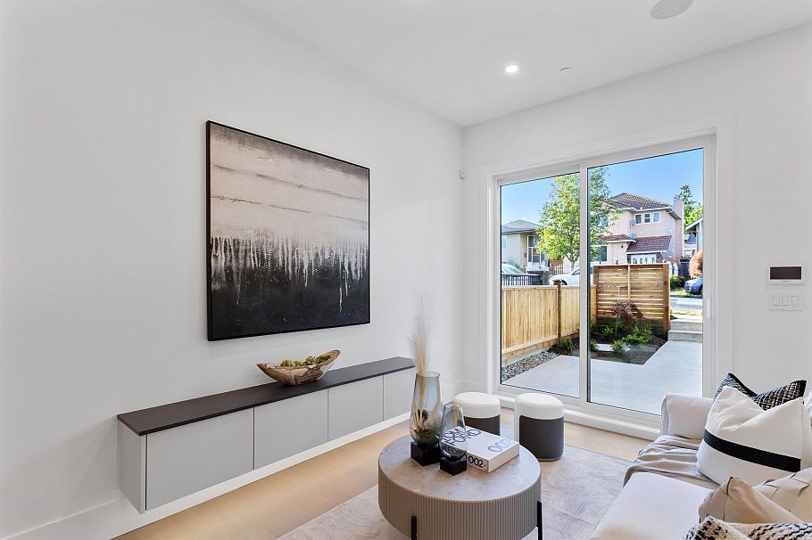 1 2864 E Georgia Street Vancouver, BC - 4