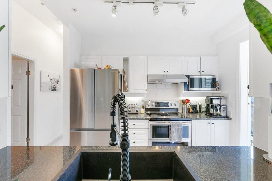 516 3608 Deercrest Drive North Vancouver, BC - 10