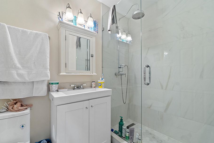 473 E 45th Avenue Vancouver, BC - 9