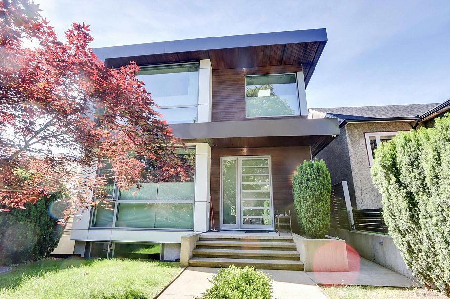 4368 W 15th Avenue Vancouver, BC - 1
