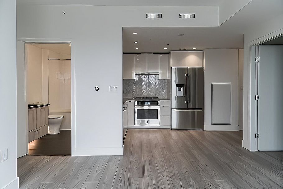 804 3581 E Kent Avenue North Vancouver, BC - 4