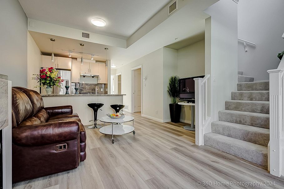 303 1211 Melville Street Vancouver, BC - 4