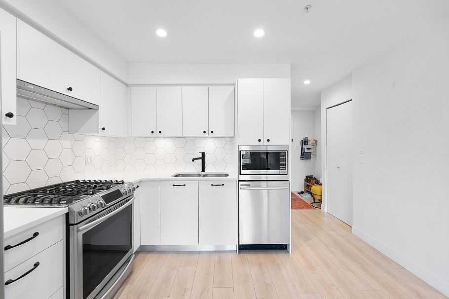 309 1519 Crown Street North Vancouver, BC - 12