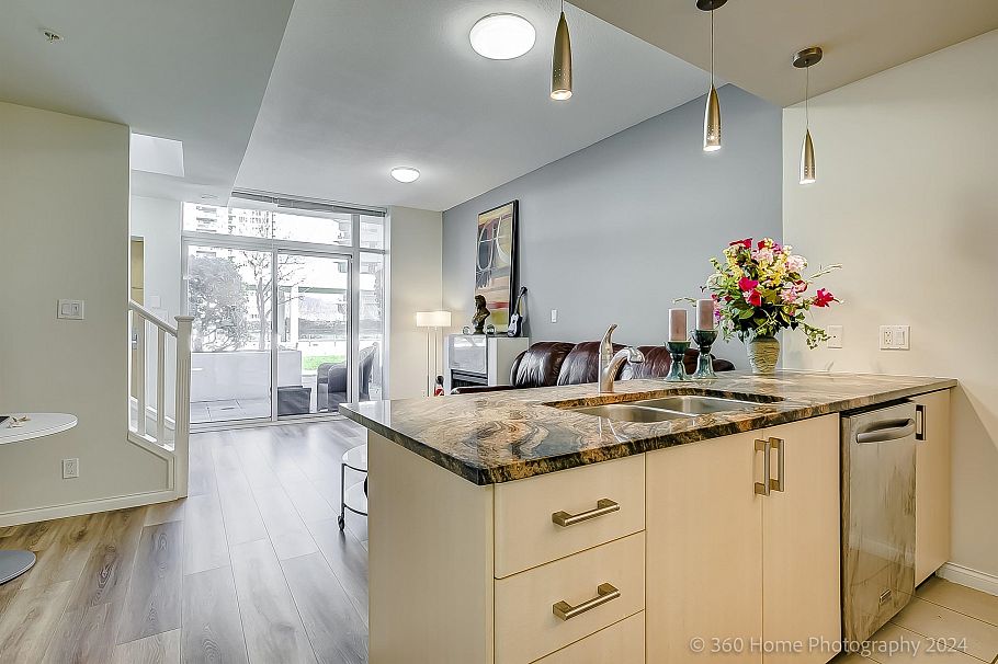 303 1211 Melville Street Vancouver, BC - 9