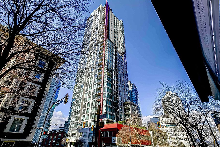 303 1211 Melville Street Vancouver, BC - 2