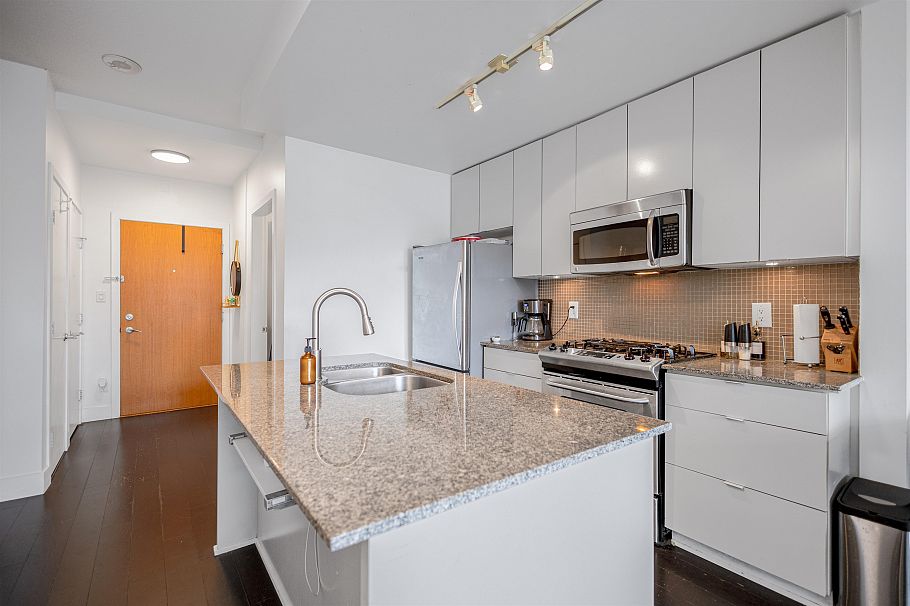 611 298 E 11th Avenue Vancouver, BC - 3