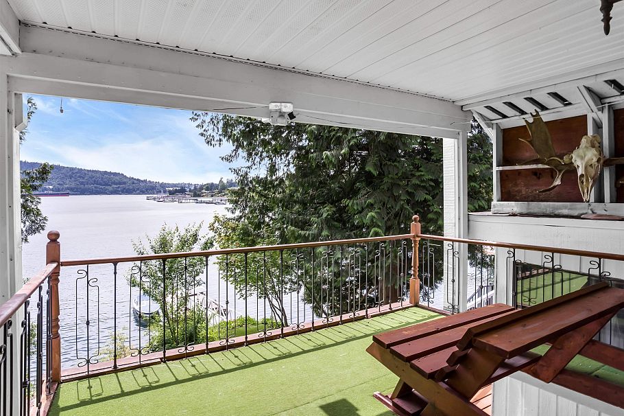 4515 Stonehaven Avenue North Vancouver, BC - 4