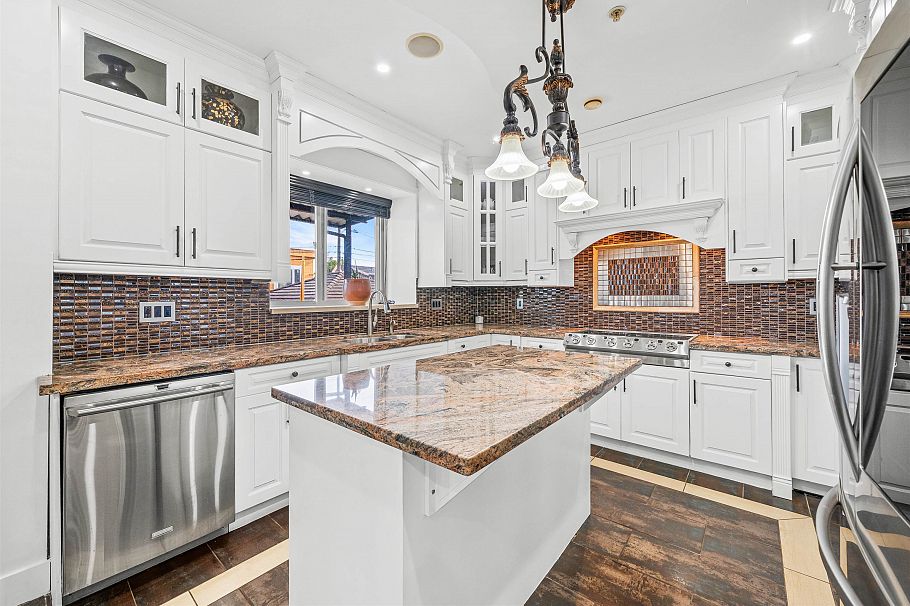 1060 E 61st Avenue Vancouver, BC - 12