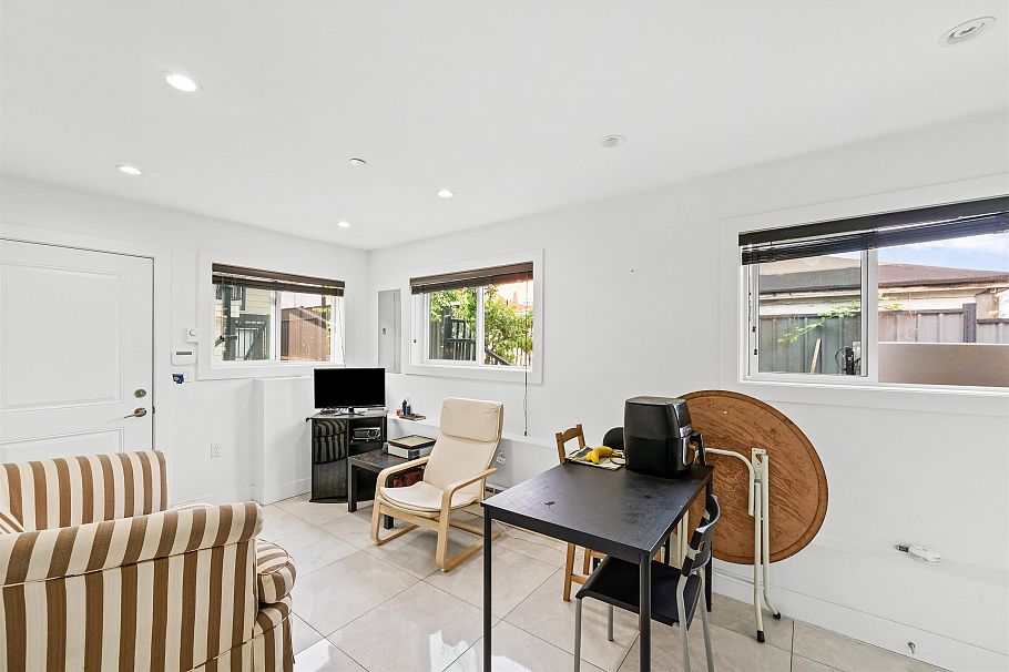 1060 E 61st Avenue Vancouver, BC - 28