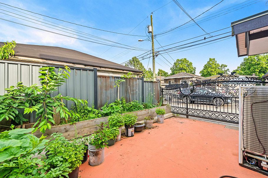 1060 E 61st Avenue Vancouver, BC - 37