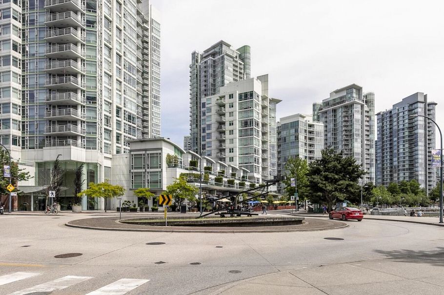 802 1199 Marinaside Crescent Vancouver, BC - 18