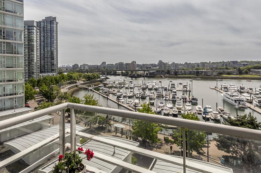 802 1199 Marinaside Crescent Vancouver, BC - 4