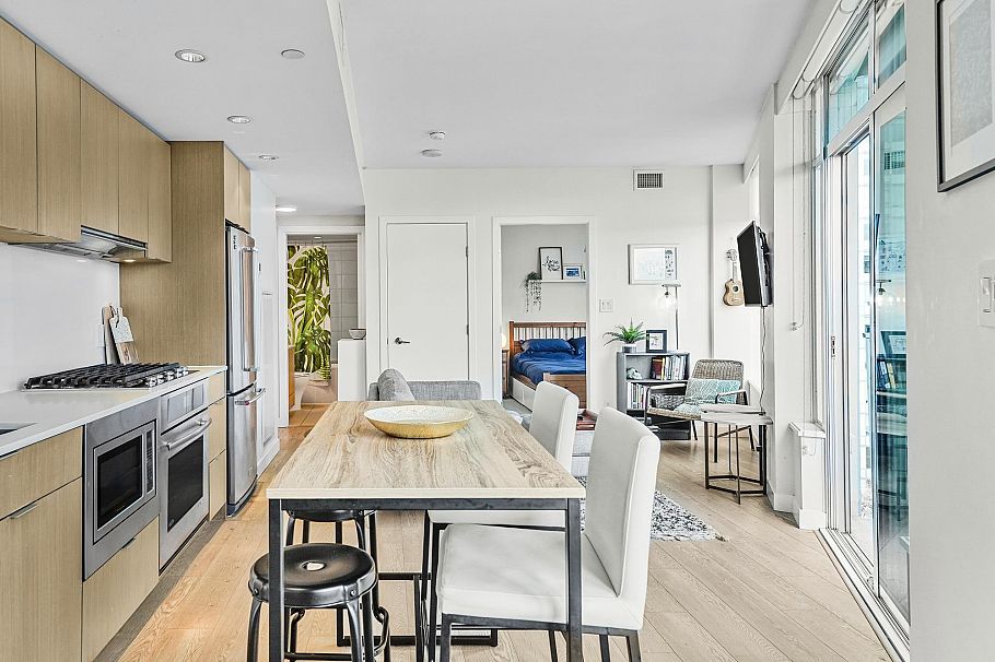 803 161 E 1st Avenue Vancouver, BC - 4