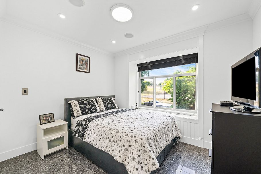 1060 E 61st Avenue Vancouver, BC - 17