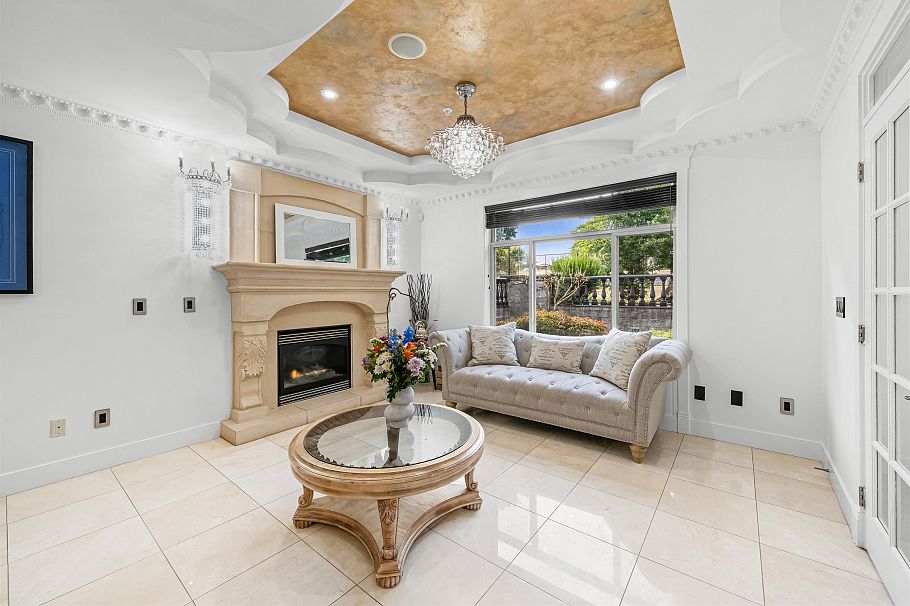 1060 E 61st Avenue Vancouver, BC - 4