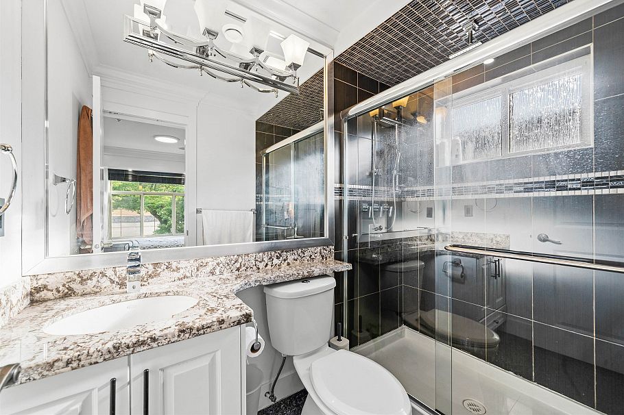 1060 E 61st Avenue Vancouver, BC - 22