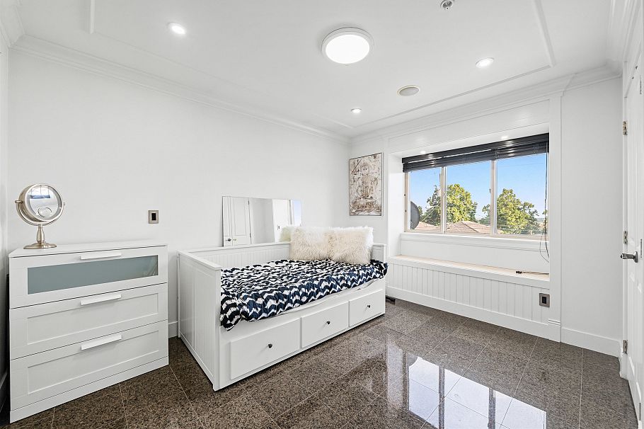 1060 E 61st Avenue Vancouver, BC - 18