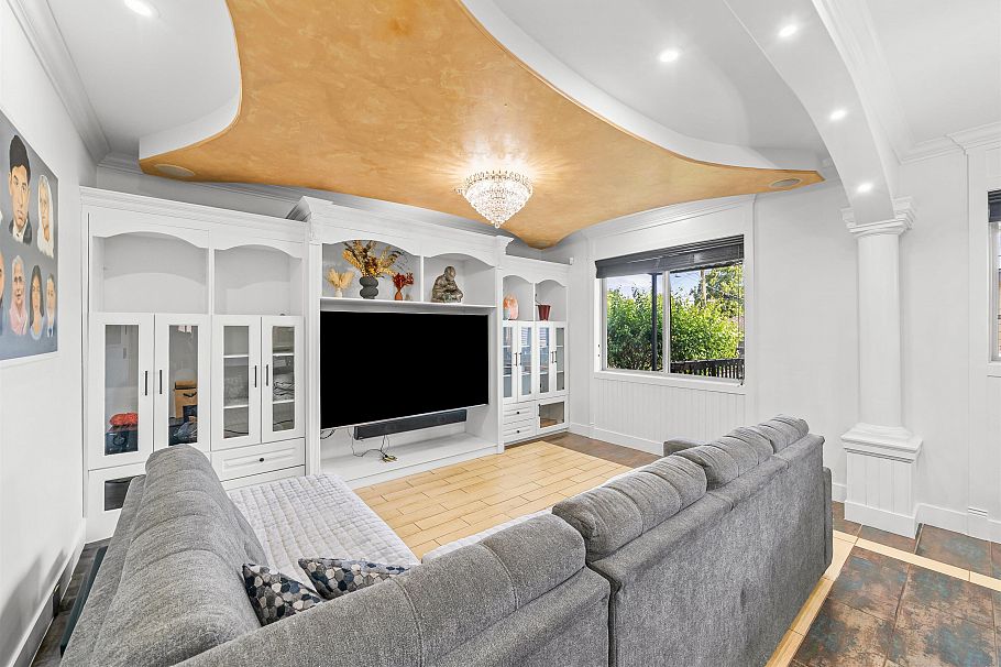 1060 E 61st Avenue Vancouver, BC - 9