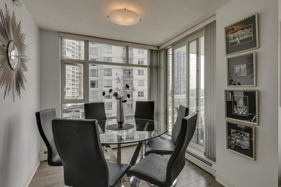 802 1199 Marinaside Crescent Vancouver, BC - 3