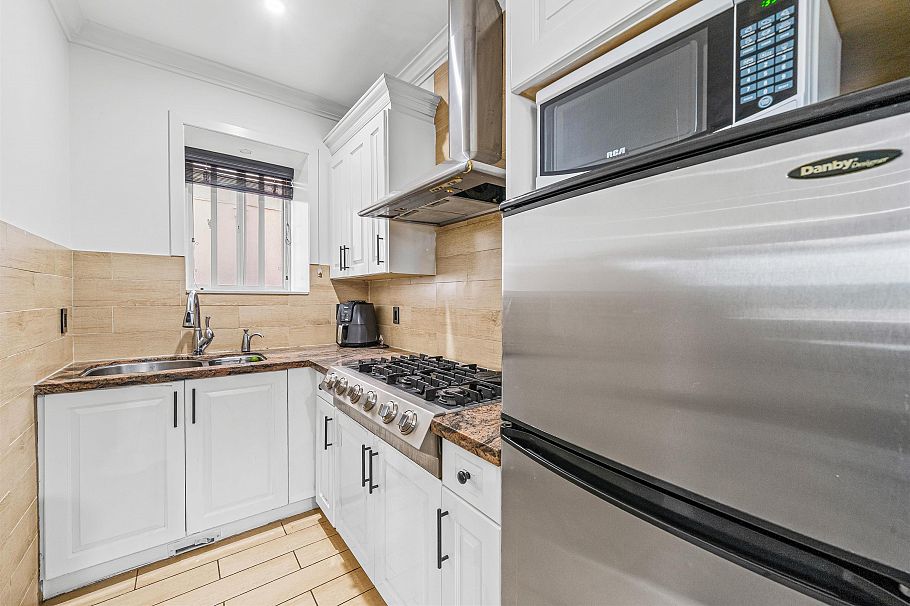 1060 E 61st Avenue Vancouver, BC - 13