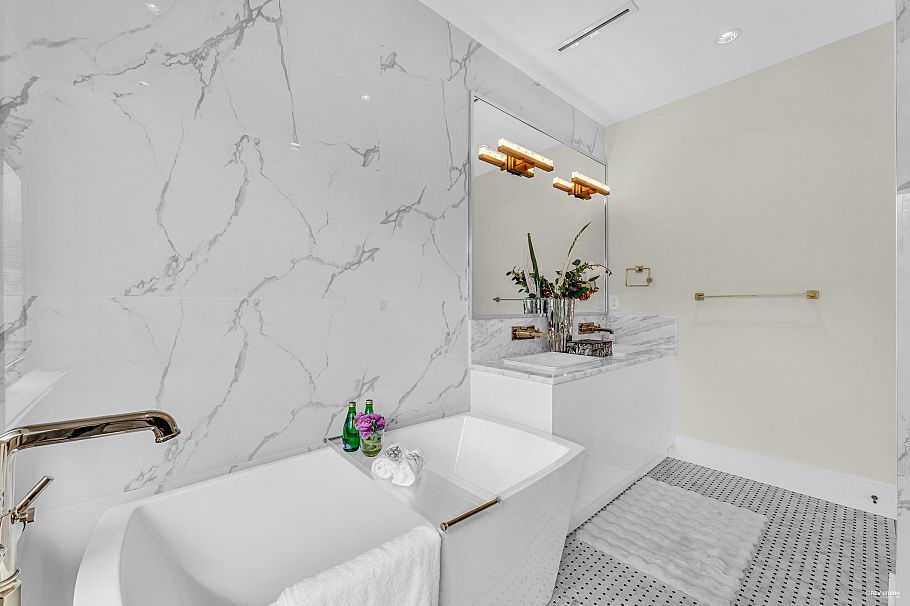 4112 W 11th Avenue Vancouver, BC - 14