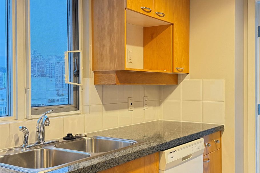 2002 1201 Marinaside Crescent Vancouver, BC - 3