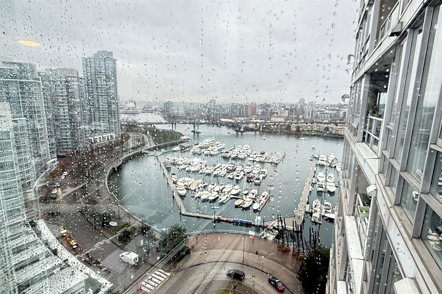 2002 1201 Marinaside Crescent Vancouver, BC - 1