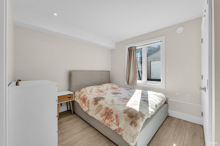 4112 W 11th Avenue Vancouver, BC - 25